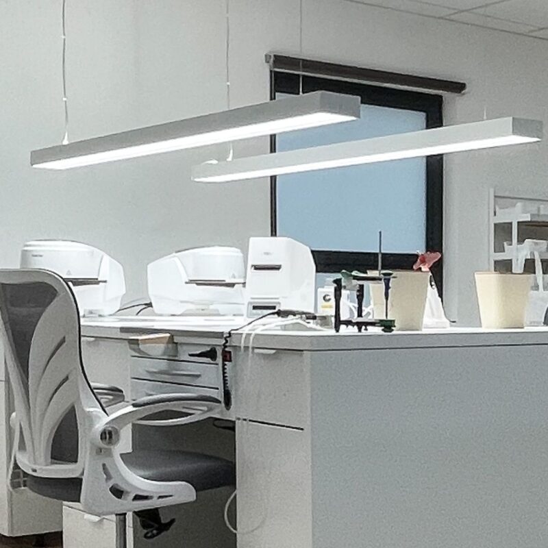 De DentLed Dental Laboratory Lamp is speciaal ontworpen voor gebruik in tandtechnische laboratoria door tandtechnici.