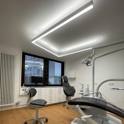 Behandelkamer met PHU LED-licht bij Andreas Gornisch – Zahnarzt.