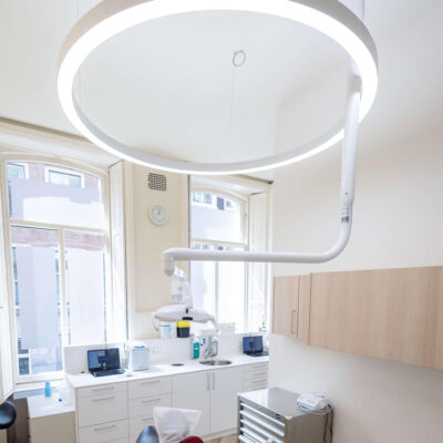 DentLed PVR150 ringlamp in de behandelkamer van Tandarts Wolvenstraat.