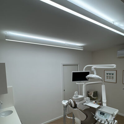 Renovatie van de tandheelkundige kliniek van Dr. Dominic Morcutti met DentLed PHL22 volledig spectrum verlichting.