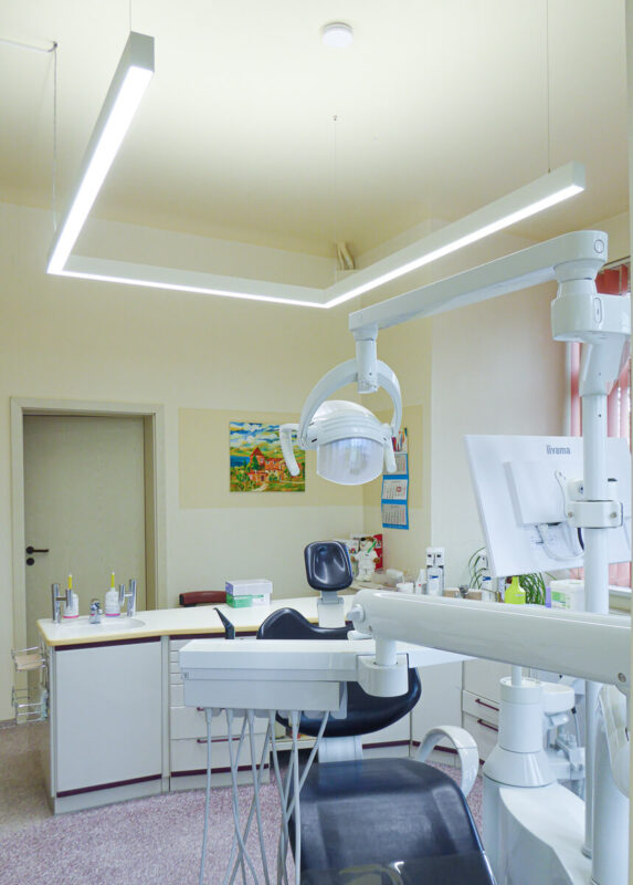 DentLed PHU LED-lamp voor verlichting van natuurlijke daglichtkwaliteit in Zahnarztpraxis Brand-Erbisdorf.