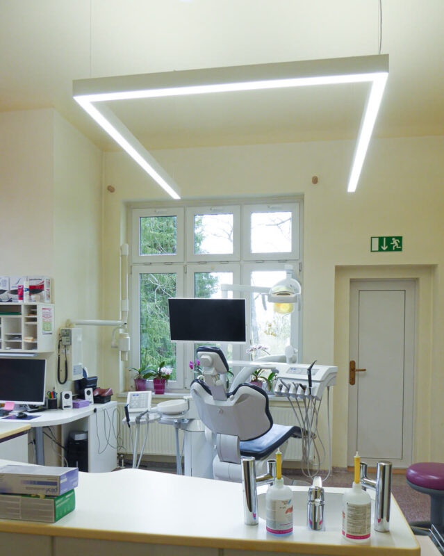 PHU LED-lamp van DentLed in de tandartsruimte van Zahnarztpraxis Brand-Erbisdorf.