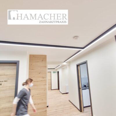 Behandelkamer in Mönchengladbach met DentLed daglicht-LED-verlichting, geïnstalleerd door Yannick Hamacher.