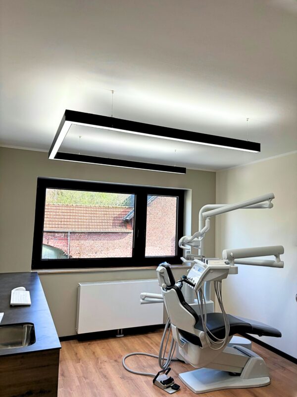 Behandelkamer in Mönchengladbach met DentLed daglicht-LED-verlichting, geïnstalleerd door Yannick Hamacher.