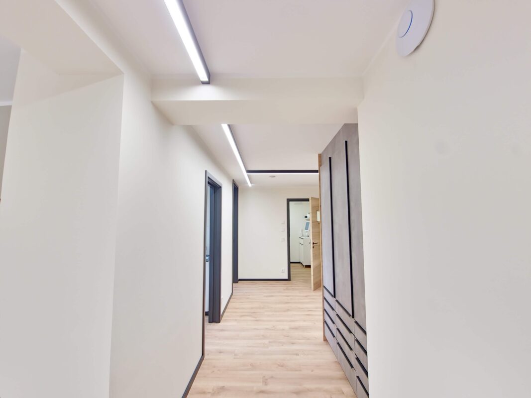 Klinieklobby in Mönchengladbach met DentLed daglichtverlichting, geïnstalleerd door Yannick Hamacher.