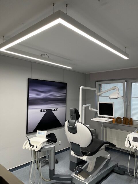 PHU White volledig spectrum U-vormige tandheelkundige lamp, geïnstalleerd in een behandelkamer van de kliniek BAG Dres. Melchersmann & Klockenbrink in Melle, zorgt voor een gelijkmatige verlichting.