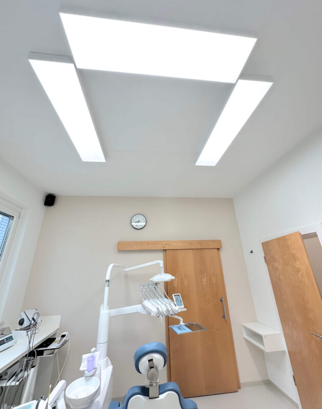 Tandartspraktijk Suppan-Reichmann heeft haar TL-lampen vervangen door DentLed DL120 daglichtpanelen.