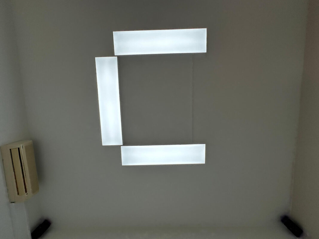 DentLed DL120 (120 × 30 cm) met montagerand geïnstalleerd in Oostenrijk