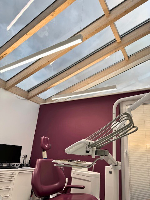 Dentled LED-installatie bij de tandartspraktijk van Dr. Schmidt & Dr. Düsterhus in Dinslaken met PVR150 ringlampen boven de stoelen en PHL lichtlijnen.