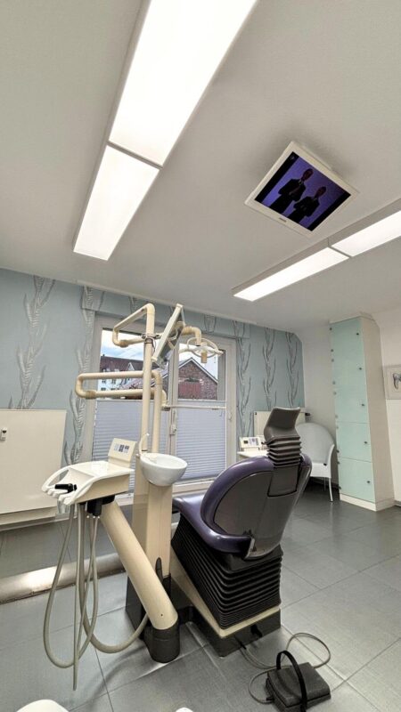 Moderne tandartsbehandelkamer in Minden met Dentled DL120 full-spectrum verlichting voor optimale zichtbaarheid en comfort.