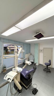 Heldere en natuurlijke full-spectrum verlichting van de Dentled DL120 die de tandartspraktijk van Dr. Kröncke in Minden verlicht.