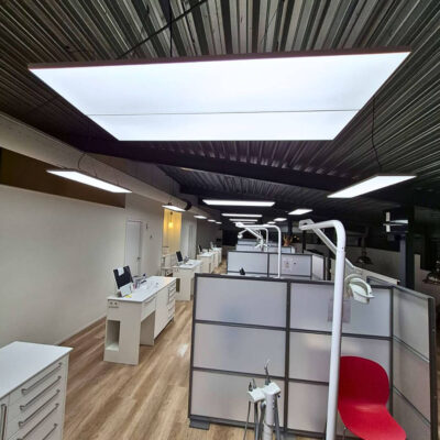 Behandelkamer van Orthodontie Amersfoort met hoogfrequente full-spectrum daglichtpanelen, waarbij de verlichting is verhoogd van 650 naar 2000 lux voor nauwkeurige kleurmatching en visueel comfort.