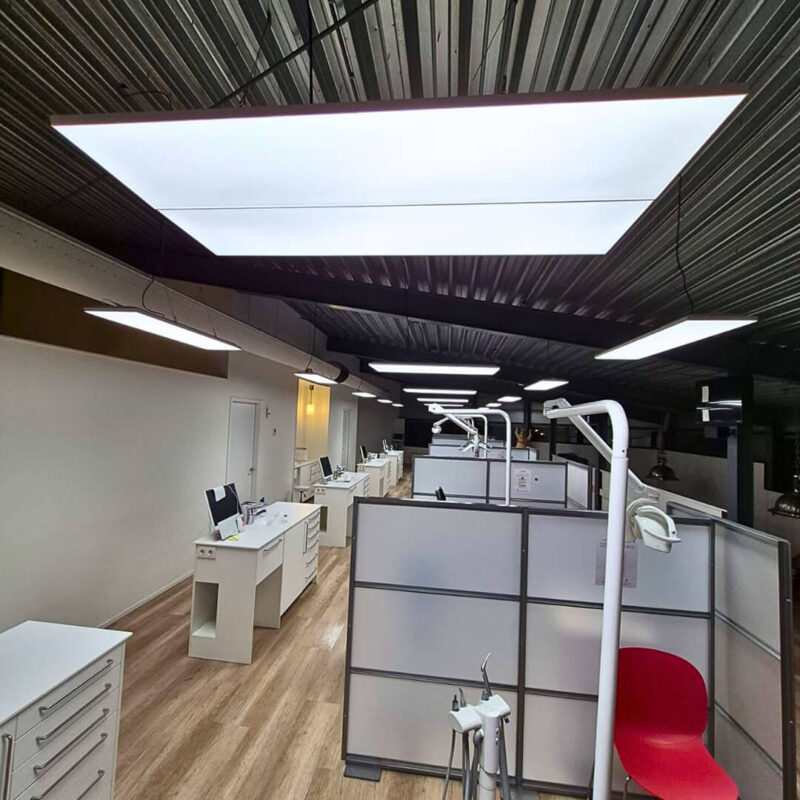 Behandelkamer van Orthodontie Amersfoort met hoogfrequente full-spectrum daglichtpanelen, waarbij de verlichting is verhoogd van 650 naar 2000 lux voor nauwkeurige kleurmatching en visueel comfort.