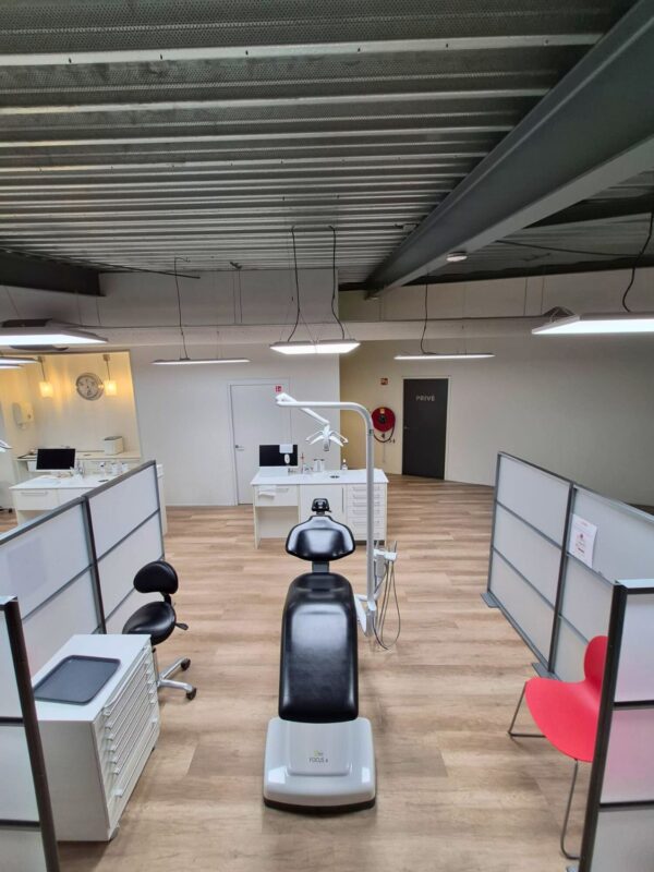 Tandartspraktijk Orthodontie Amersfoort met op maat gemaakte plafondverlichtingsoplossingen door Utrecht Dental B.V. en Dentallighthouse.