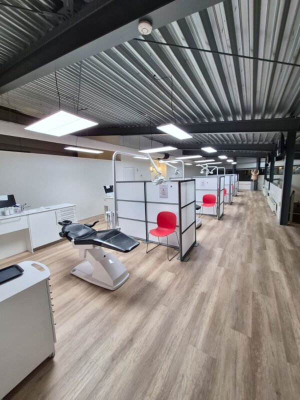 Hoogfrequente full-spectrum daglicht LED-panelen geïnstalleerd bij Orthodontie Amersfoort, waardoor de verlichting is verhoogd naar 2000 lux zonder het uitharden van composiet te beïnvloeden.