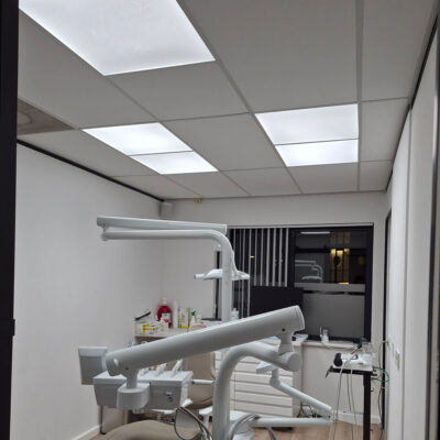 Gerenoveerde Nak Dental Practice met DentLED full-spectrum verlichting voor optimale, gelijkmatige verlichting van de behandelkamers.