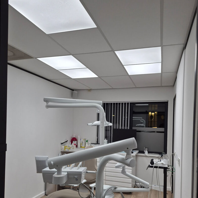 Gerenoveerde Nak Dental Practice met DentLED full-spectrum verlichting voor optimale, gelijkmatige verlichting van de behandelkamers.