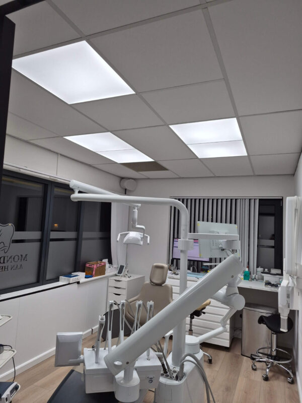 Nak Dental Practice geüpgraded met hoogwaardige daglichtarmaturen voor verbeterde concentratie en visueel comfort.