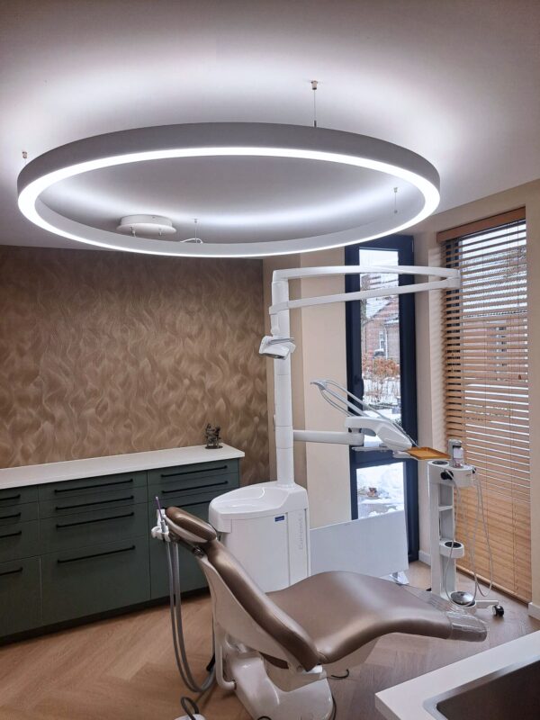 De moderne tandartspraktijk aan huis van Suzanne Hofman, verlicht met DentLED PVR150 volledigspectrum daglichtverlichting.