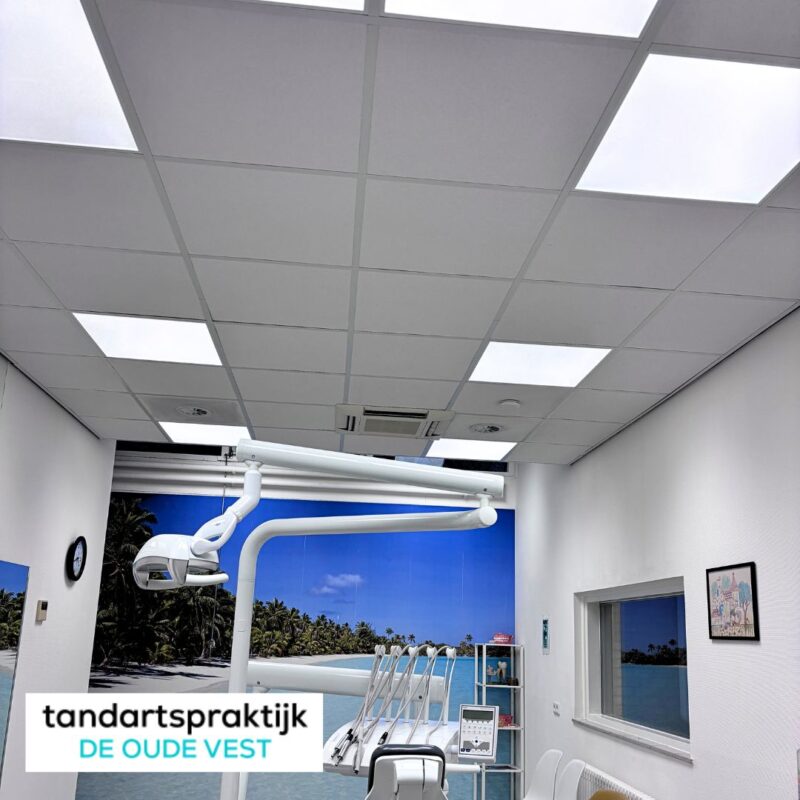 Tandartspraktijk De Oude Vest in Middelburg heeft de behandelkamers en klinische ruimtes voorzien van DentLED DL60 full-spectrum daglicht-LED-panelen voor natuurlijke, ergonomische en oogvriendelijke verlichting.