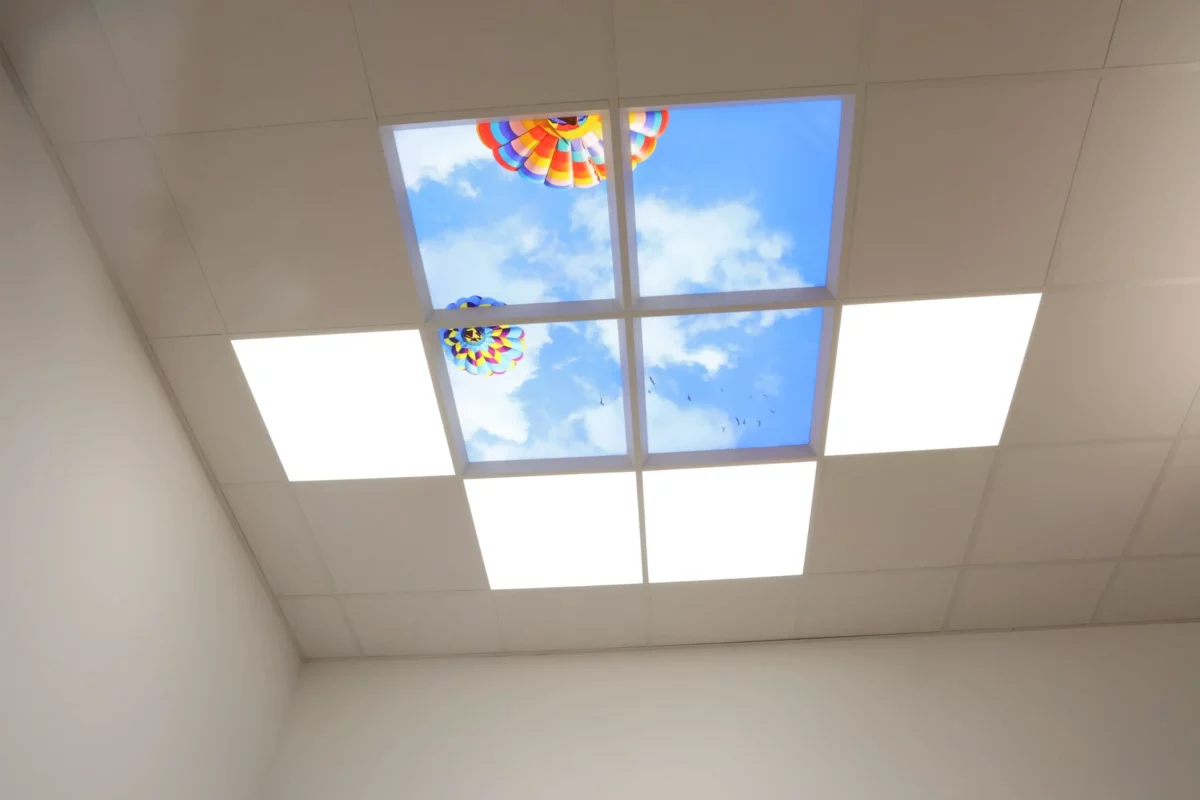 Moderne M+W Dental showroom in Büdingen met A-dec tandartsstoelen, Dentled DL62 full-spectrum LED-panelen, fotopanelen en uniforme daglichtverlichting.