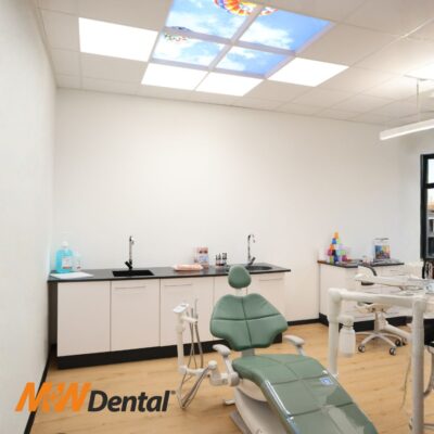 Gerenoveerde M+W Dental showroom in Büdingen met A-dec tandartsstoelen, verlicht door Dentled full-spectrum daglicht-LED-panelen en armaturen.