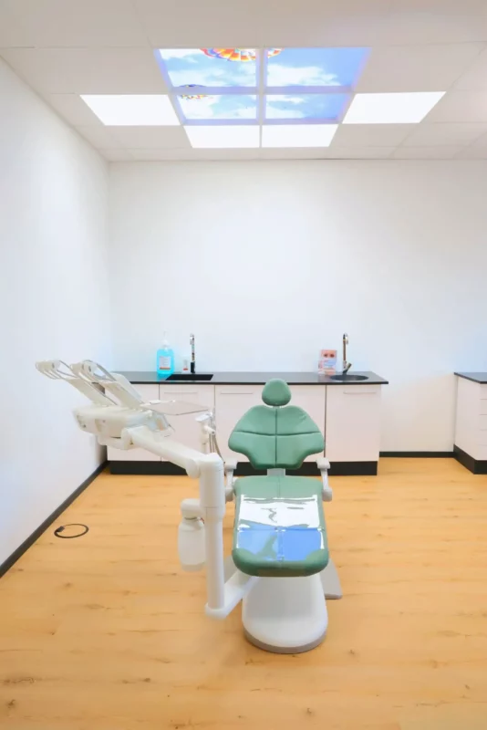 M+W Dental (Müller und Weygandt GmbH) showroom in Büdingen met A-dec tandartsstoelen, verlicht door Dentled full-spectrum daglicht-LED-verlichting.
