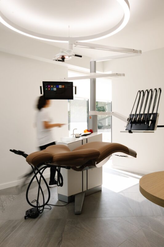 Toekomstbestendige tandartspraktijk van Pearl Dental Group afgerond door Croonen Dental, met XO CARE behandelunits en DentLED PVR150-verlichting.