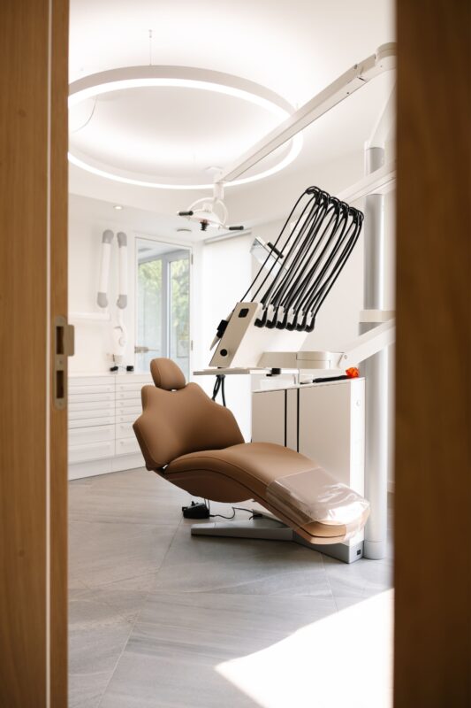 Ergonomische tandartswerkruimte in de tweede praktijk van Pearl Dental Group door Croonen Dental, met XO CARE-units en DentLED PVR150 daglichtverlichting.