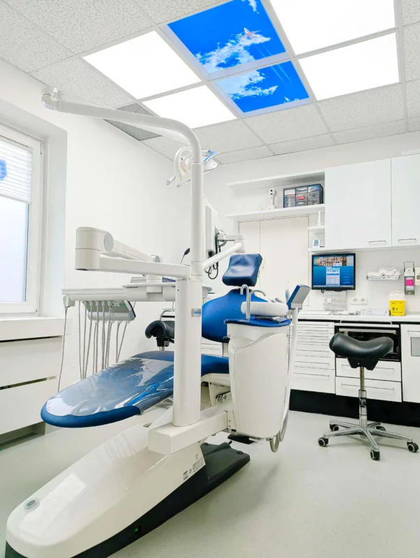 Ontspannende tandartsomgeving bij Zahnarztpraxis Dr. Grünewald met rustgevende plafondbeelden en DL62 full-spectrum LED-verlichting.