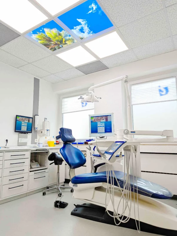 Zes nieuw gerenoveerde behandelkamers bij Zahnarztpraxis Dr. Grünewald, ontworpen met Dentled plafondpanelen en optimale klinische verlichting.