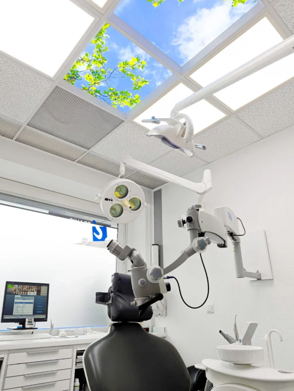 Patiëntvriendelijke behandelkamer bij Zahnarztpraxis Dr. Grünewald met helder, natuurlijk LED-licht en fotoplafondpanelen.