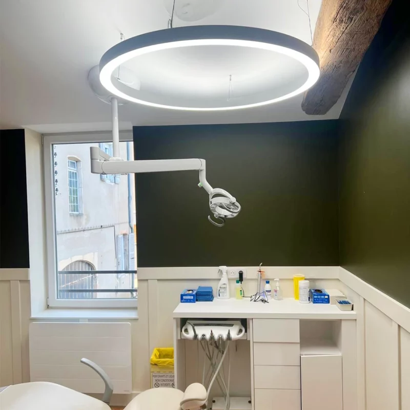 DentLED PVR150 volledige-spectrum ringverlichting geïnstalleerd in een orthodontische behandelkamer in Mâcon, Frankrijk