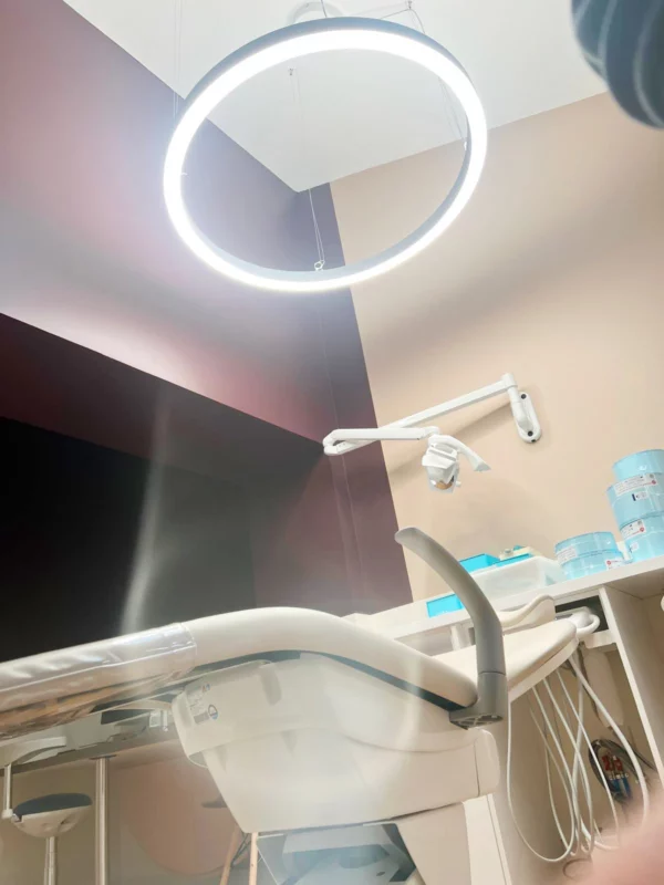Orthodontische praktijk in Mâcon geüpgraded met DentLED PVR150 LED-verlichting voor betere zichtbaarheid en precisie