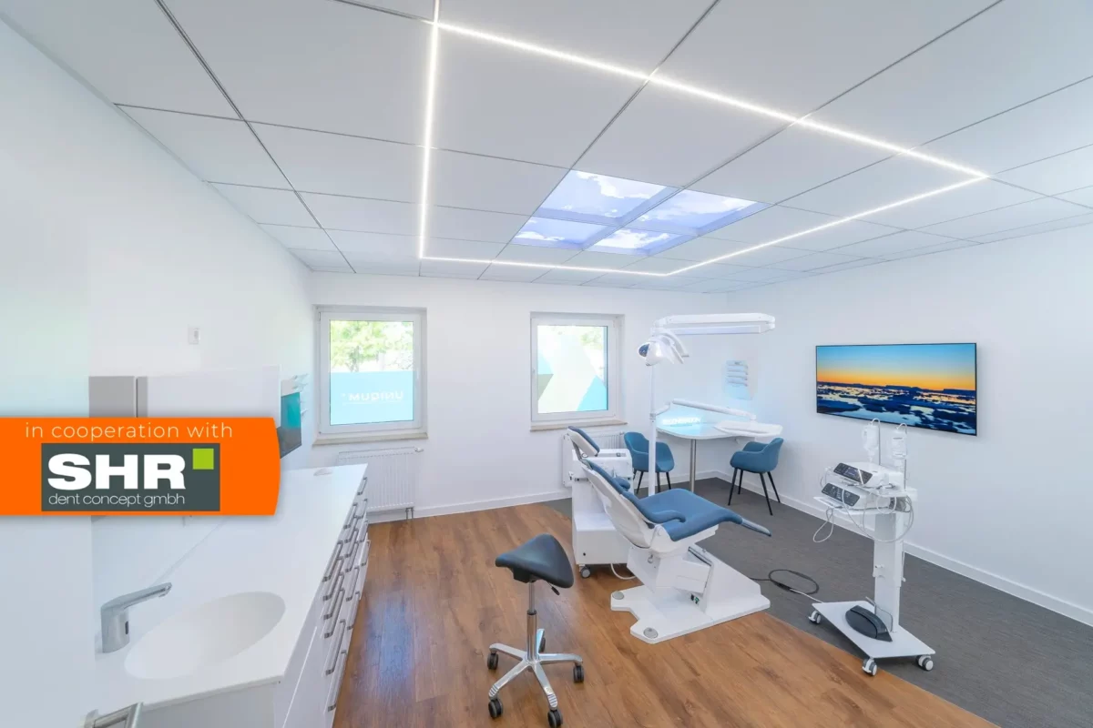 Geïntegreerde LED-plafondpanelen van Dentled in een moderne implantologiekliniek behandelkamer in NRW.