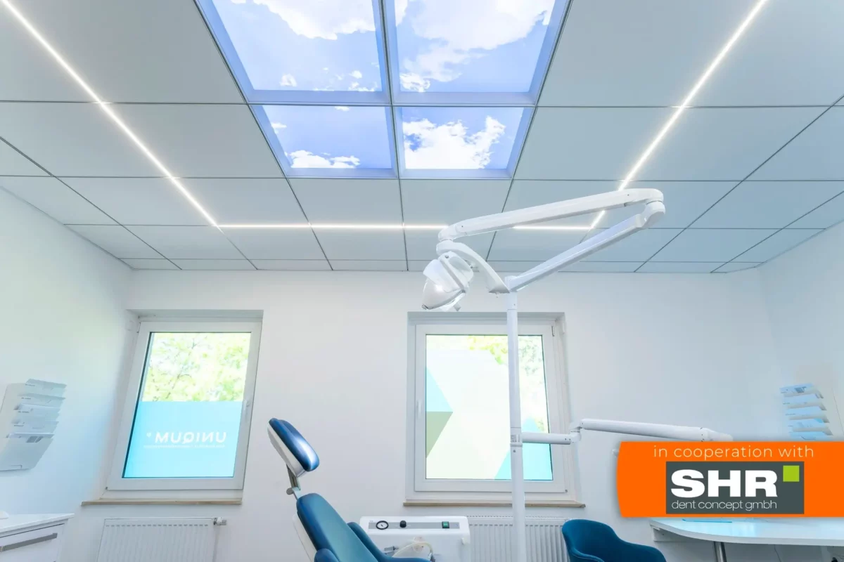 Modern tandheelkundige kliniekinterieur met Dentled fotoplafondpanelen die een rustige behandelomgeving creëren.