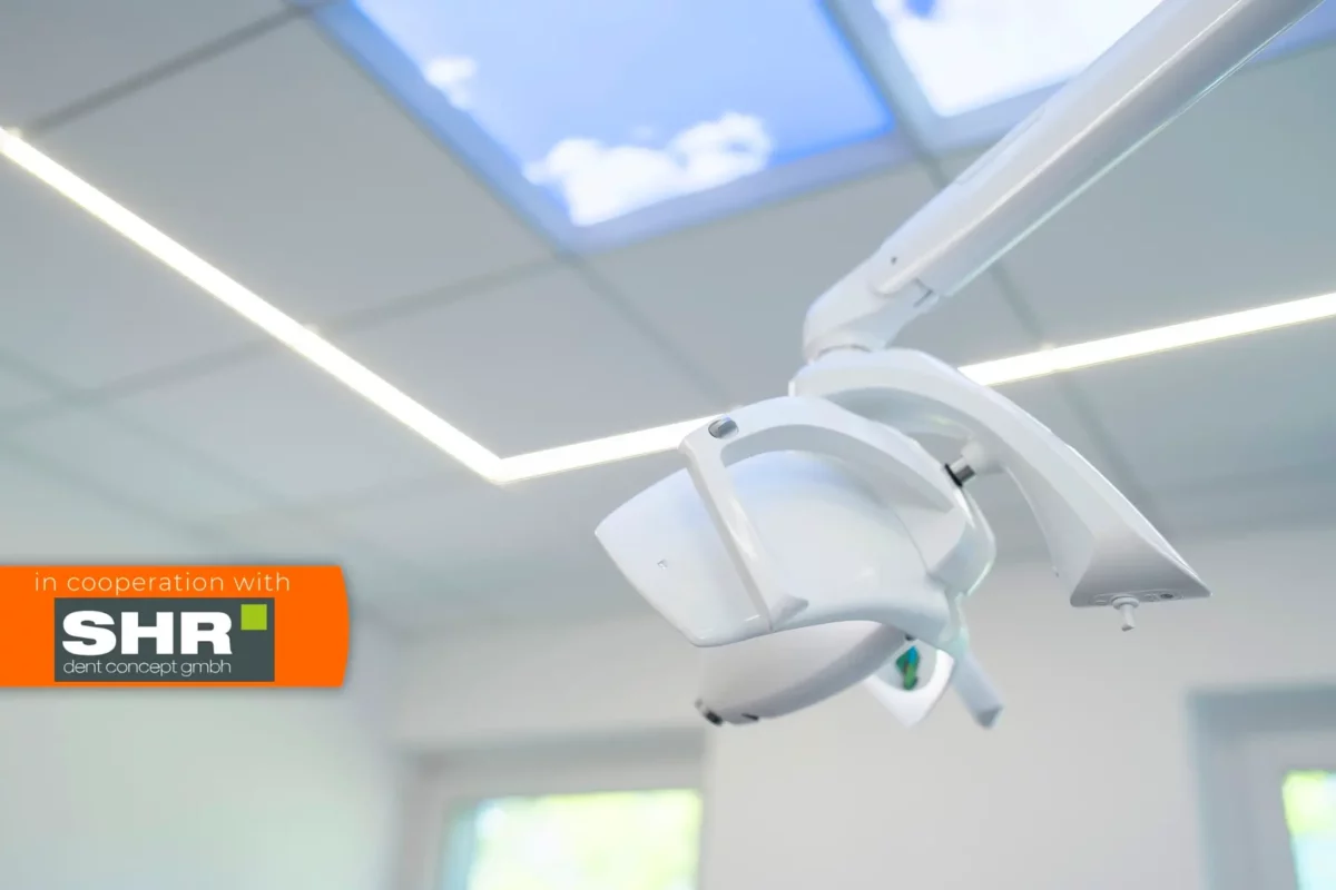 Eigentijds interieur van een mondchirurgiekliniek met Dentled foto-LED-plafondvisuals.