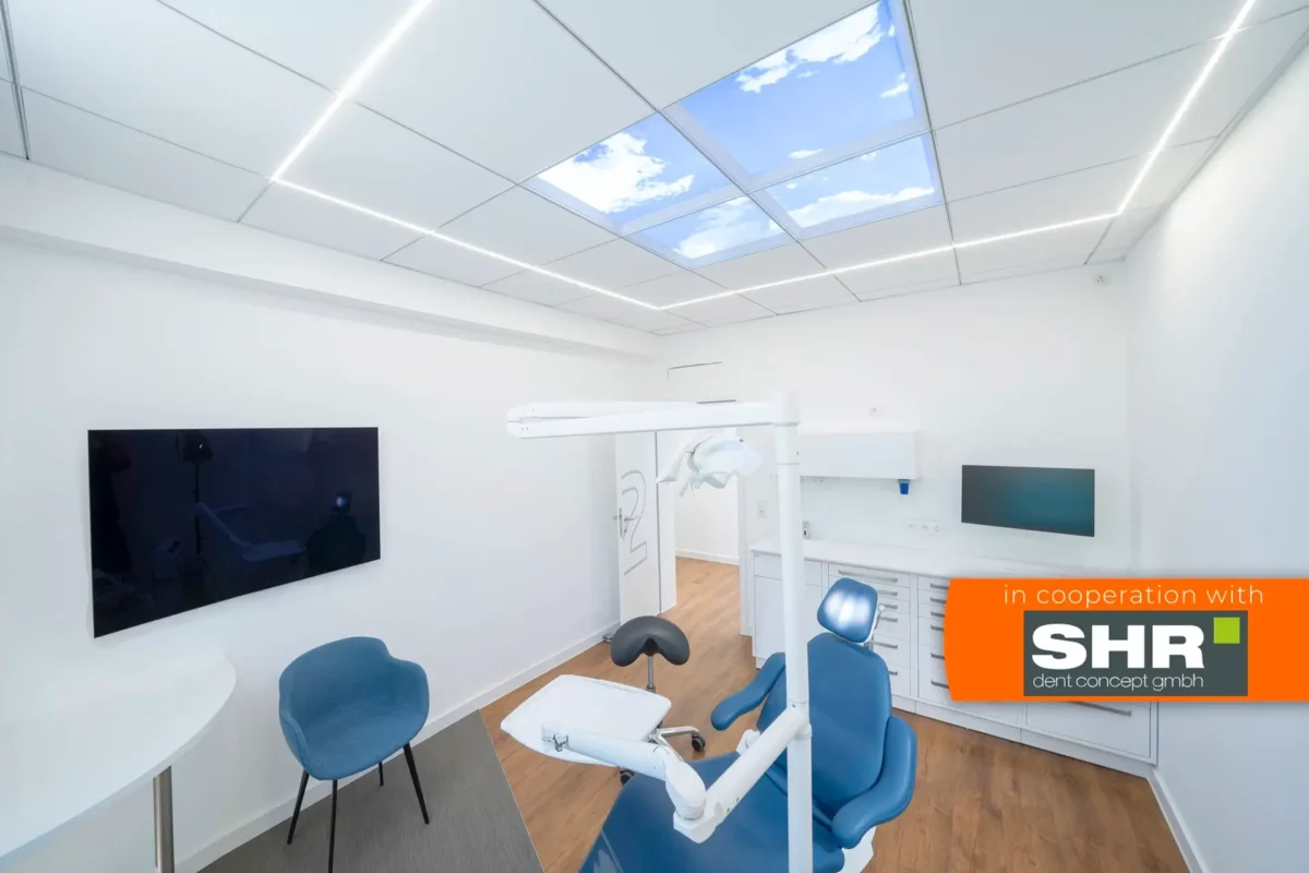 Rustgevende behandelkameratmosfeer gecreëerd met Dentled fotoplafondpanelen bij MKG-Chirurgie in NRW.