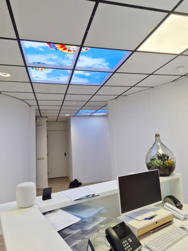 Modern interieur van de tandartspraktijk OraMax Clinics Breda met Dentled fotoplafondpanelen.