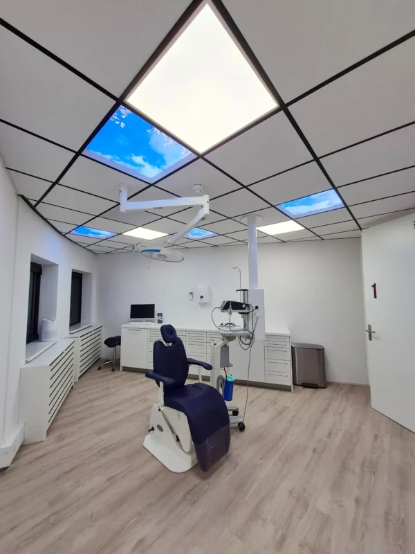 Geïntegreerde fotoplafondoplossing van Dentled in de tandartspraktijk OraMax Clinics Breda.