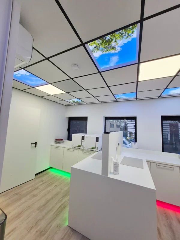 Dentled plafondpanelen geïnstalleerd in de behandelkamers van OraMax Clinics Breda voor een rustgevende sfeer.