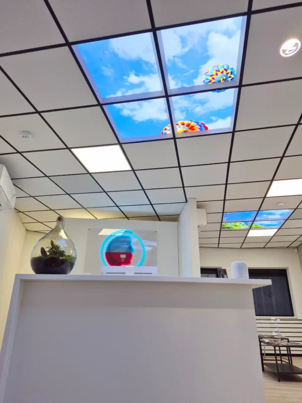 Eigentijds ontwerp van de tandartspraktijk met Dentled fotoplafondpanelen bij OraMax Clinics Breda.