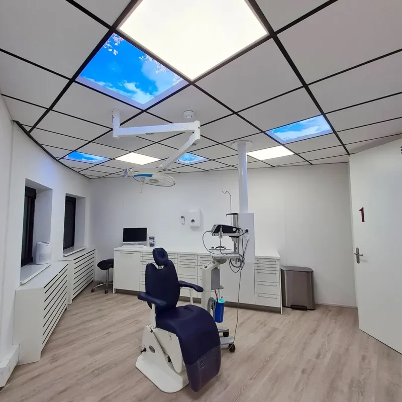 Dentled fotoplafondpanelen verbeteren het moderne interieur van de tandartspraktijk OraMax Clinics Breda.