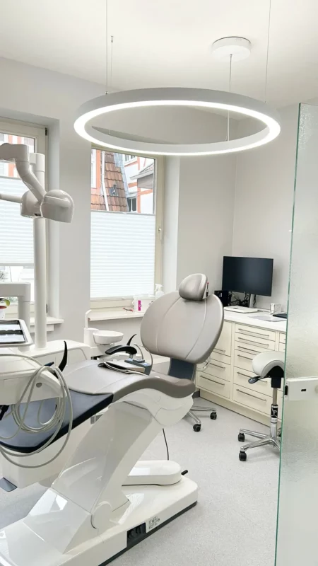 Moderne tandartspraktijk bij Herrmann & Langl met de Dentled PVR120 Ring en elegante circulaire verlichting.