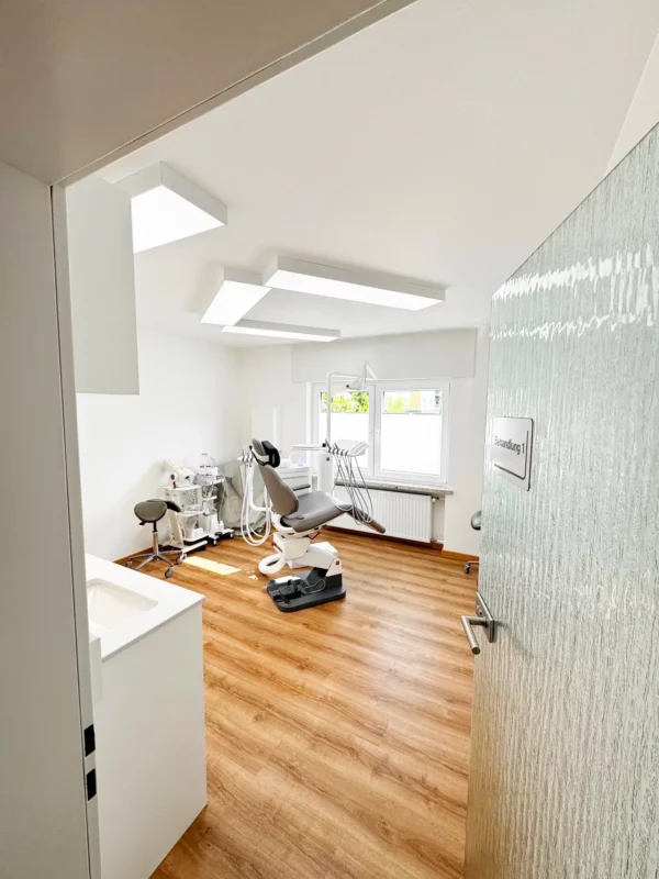 Moderne tandheelkundige behandelkamer verlicht met Dentled DL120 full-spectrum daglicht LED-panelen tijdens de renovatie van de praktijk in Eschenburg.