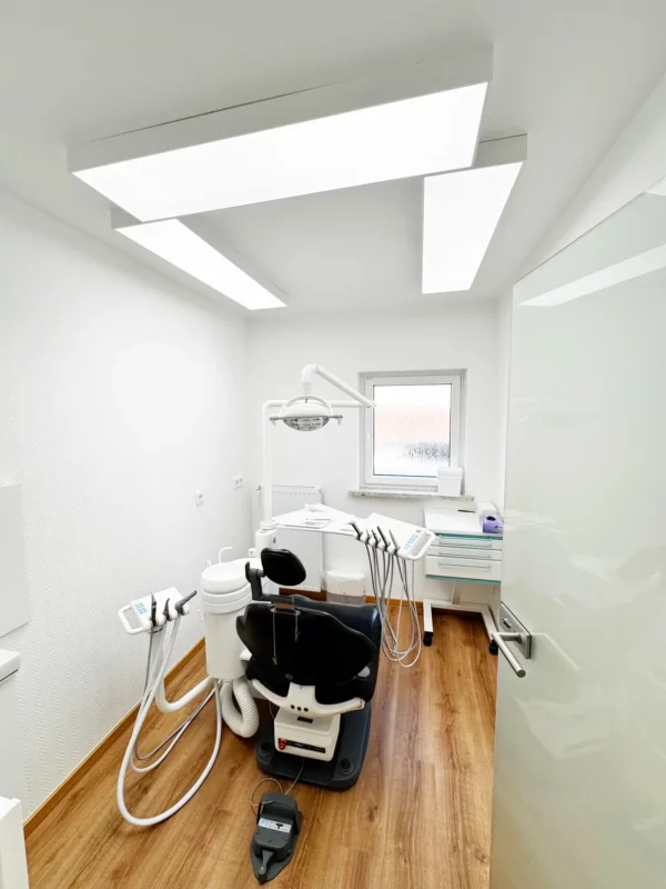 Gerenoveerde behandelkamer in de tandartspraktijk van Dr. Daniel Nolte met Dentled daglicht LED-verlichting voor verbeterde klinische zichtbaarheid en meer patiëntcomfort.