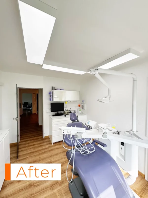 Full-spectrum daglicht LED-panelen die zorgen voor natuurlijke 5000K verlichting in een moderne Duitse tandartspraktijk.