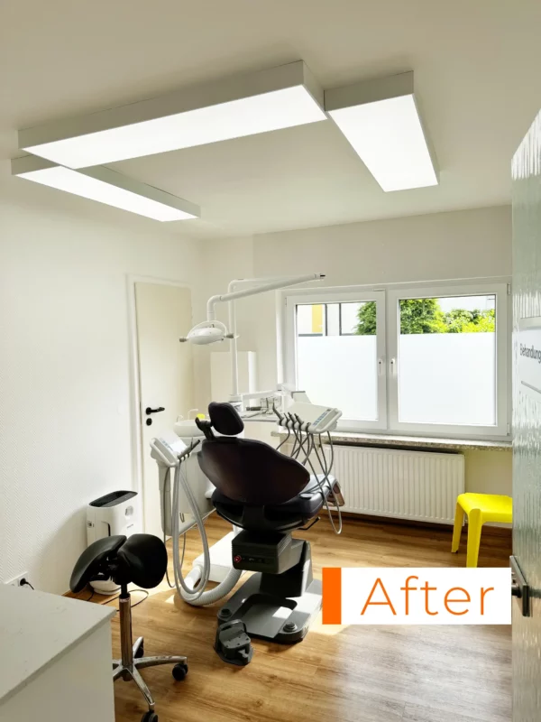 Dentled daglicht LED-panelen creëren een heldere, gelijkmatige en verblindingsarme verlichting in een moderne tandheelkundige behandelkamer.