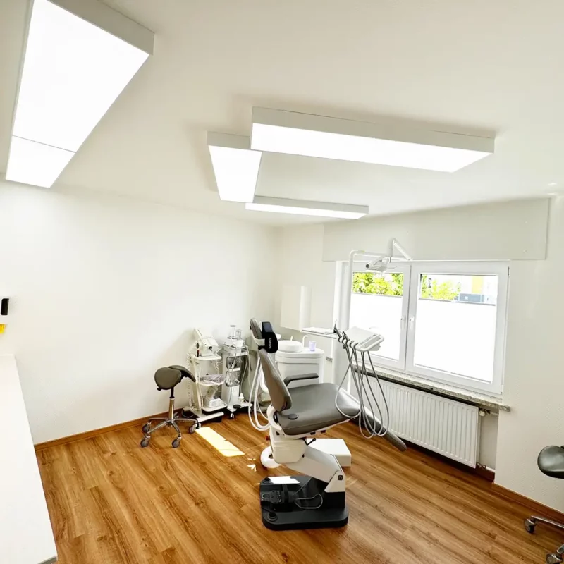 Dentled DL120 full-spectrum daglicht LED-panelen geïnstalleerd in de behandelkamers van de tandartspraktijk van Dr. Daniel Nolte in Eschenburg, Duitsland.