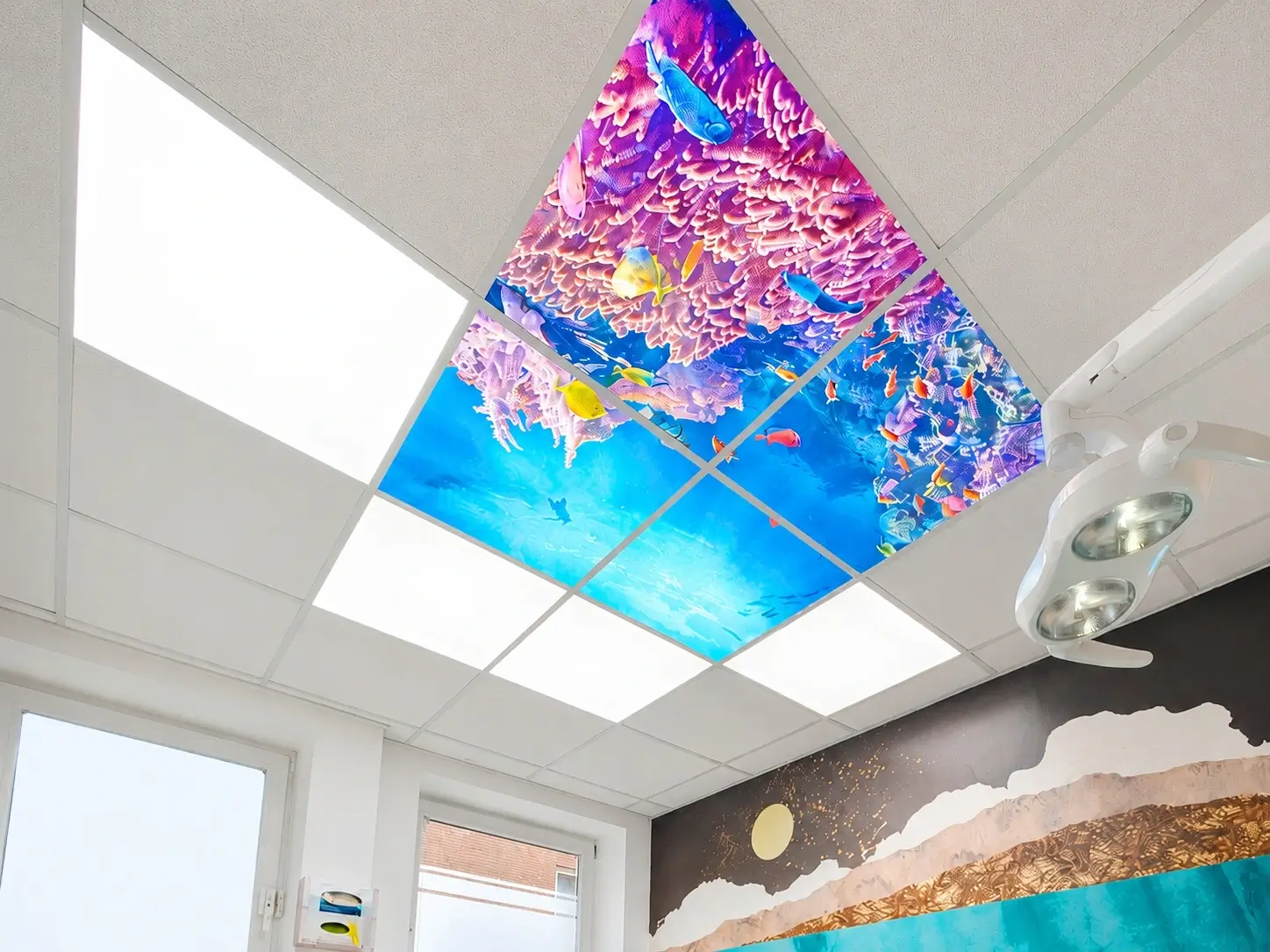 Moderne tandartspraktijk in Sarstedt met Dentled DL62 daglichtverlichting en op maat bedrukte LED-fotopanelen met onderwaterbeelden.
